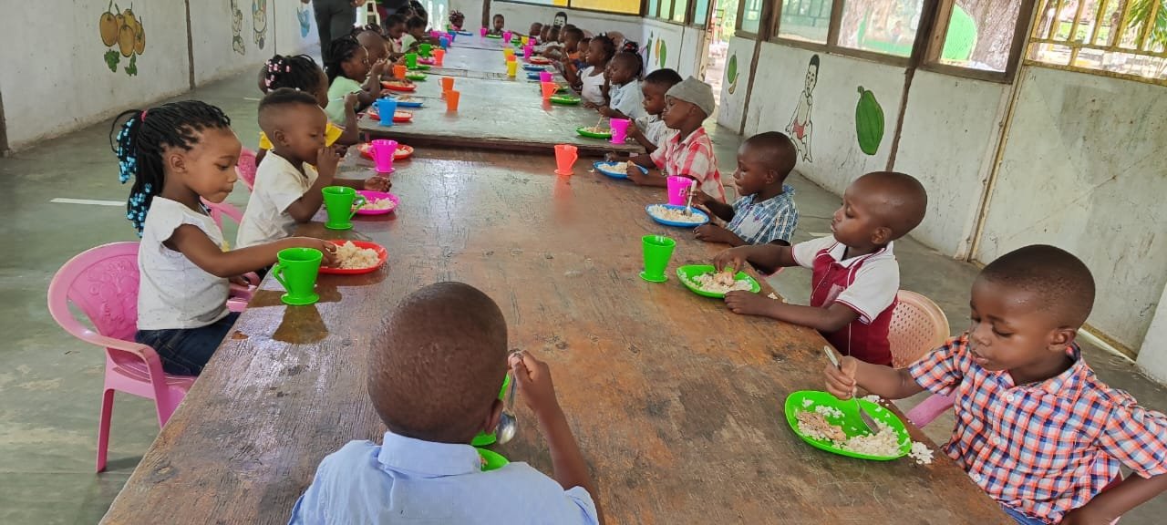 Crianças recebendo cuidados e atenção